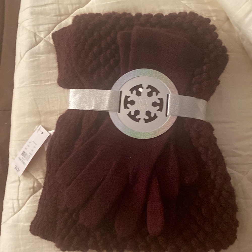 NWT New York & Co. 2-Piece Burgundy Honeycomb Scarf And Gloves Gift Set